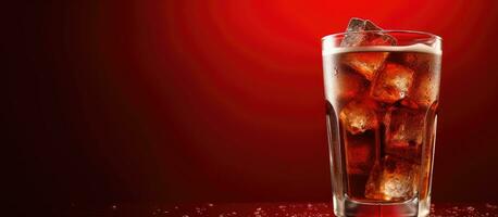 un vaso de reajuste salarial con hielo, en contra un rojo fondo, proporciona un refrescante bebida opción. con foto