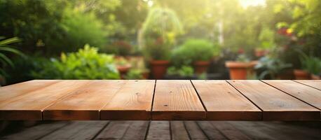 un de madera mesa parte superior con No objetos en él, metido al aire libre en un jardín ajuste. el mesa es foto