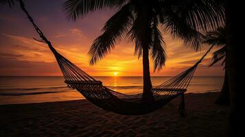 playa escena con hamaca y palma arboles a puesta de sol foto