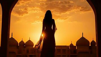 persa mujer en tradicional vestir en contra iraní arquitectura a puesta de sol en Kashan corrí foto