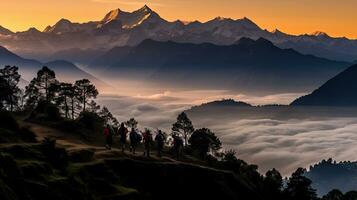 siluetas de Himalaya visible mediante vistoso niebla en kalia parte superior emigrar sendero en uttarakhand India foto