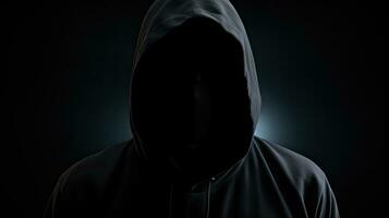 silencio figura en capucha en oscuro fondo ocultado cara simbolizando criminalidad misterio secreto y anonimato foto