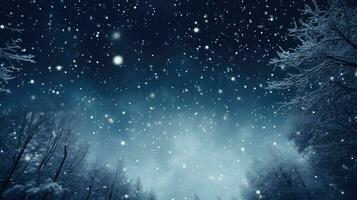 Nevado arboles en un invierno bosque con nevada y No polvo o ruido sólo muchos volador copos de nieve en el cielo foto