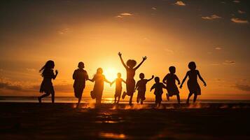 niños teniendo divertido a puesta de sol oscuridad libertad y alegría foto