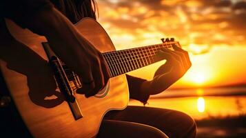 músico jugando acústico guitarra silueta a puesta de sol foto