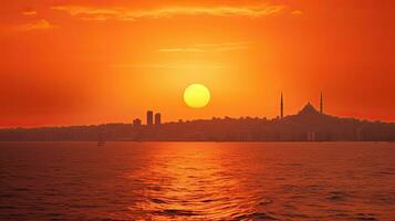 ciudad de Estanbul silueta en el horizonte durante un naranja puesta de sol terminado el mar foto