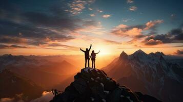 Pareja abrazando libertad mirando a montaña puesta de sol foto