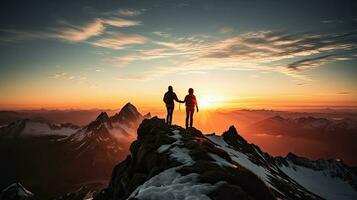 Pareja abrazando libertad mirando a montaña puesta de sol foto