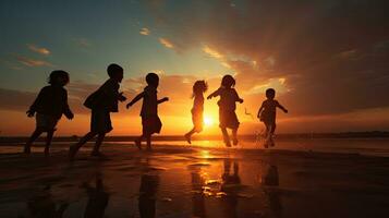niños disfrutando el puesta de sol siluetas lleno de libertad y felicidad foto