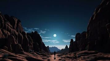 caminante s silueta en medio de rock formaciones debajo un lleno Luna foto