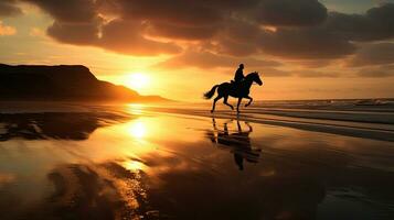 caballo y jinete galope en ballybunion playa a Kerry puesta de sol en Irlanda foto