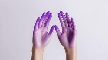 manos de un mujer con púrpura uña polaco en un blanco fondo foto