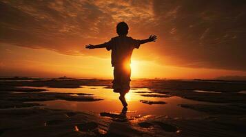 un niño realiza un pequeño danza durante puesta del sol foto