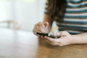 mujer mensajes de texto comprobación social medios de comunicación participación teléfono inteligente a hogar conversacion con novio o amigo foto