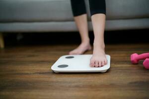 grasa dieta y escala pies en pie en electrónico escamas para peso control. medición instrumento en kilogramo para un dieta controlar foto