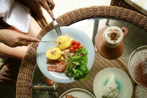 desayuno huevos Benedicto tostado Inglés magdalenas. delicioso desayuno con huevos Benedicto foto