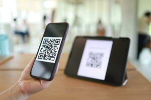 qr código pago. mujer exploración qr código en línea compras sin efectivo tecnología concepto. foto