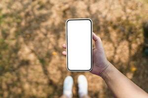 cerca arriba de De las mujeres manos participación célula teléfono blanco Copiar espacio pantalla. inteligente teléfono con tecnología concepto foto