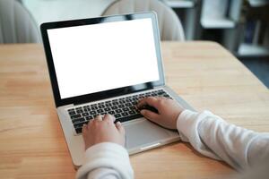 mujer trabajando por utilizando ordenador portátil blanco pantalla computadora . manos mecanografía en un tecnología de teclado comercio electrónico concepto. foto