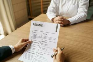 examinador leyendo un currículum durante trabajo entrevista a oficina negocio y humano recursos concepto foto