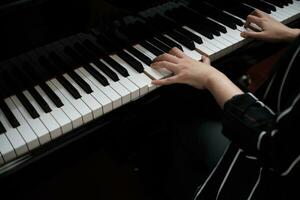 hermosa mujer jugando piano, aprender a jugar piano. foto