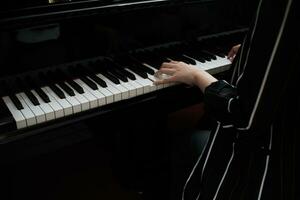 hermosa mujer jugando piano, aprender a jugar piano. foto