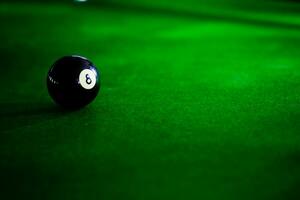 de billar pelotas. vistoso snooker pelotas en verde friso. foto