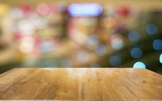 vacío de madera mesa en frente de resumen borroso antecedentes de café tienda . lata ser usado para monitor burlarse de arriba de producto foto