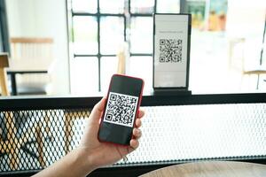 qr código pago. mi billetera. hombre exploración etiqueta aceptado generar digital pagar sin escaneo de dinero qr código en línea compras sin efectivo pago y verificación tecnología concepto foto