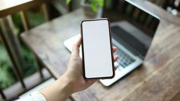 De las mujeres manos participación célula teléfono blanco Copiar espacio pantalla. inteligente teléfono con tecnología concepto foto