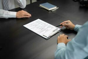 examinador leyendo un currículum durante trabajo entrevista a oficina negocio y humano recursos concepto. foto