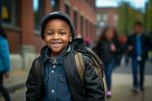 un contento niño en negro caminando dentro colegio foto