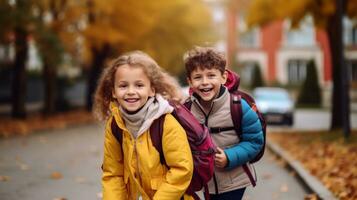 niños felices van a la escuela foto