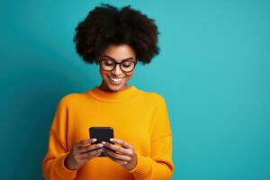 mujer con Rizado pelo es utilizando su teléfono inteligente y sonriente foto