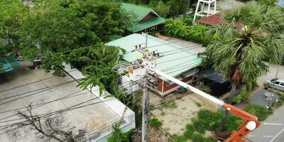 trabajando con electricidad transmisión sistemas en Tailandia video