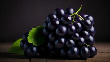 manojo de Fresco negro uvas con hojas en de madera mesa, negro antecedentes ai generado foto