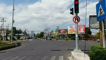 agosto 8, 2023 - tiempo de día tráfico luces a uno de el intersecciones en el ciudad de mataram, lombok isla, Indonesia. video