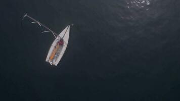 oben Nieder statisch Aussicht von ein leeren Segelboot mit nebelig Wetter video