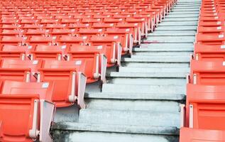 vacío naranja asientos a estadio,filas de asiento en un fútbol estadio foto