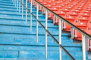 vacío naranja asientos a estadio,filas pasarela de asiento en un fútbol estadio foto