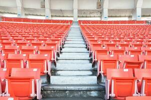 vacío naranja asientos a estadio,filas pasarela de asiento en un fútbol estadio foto