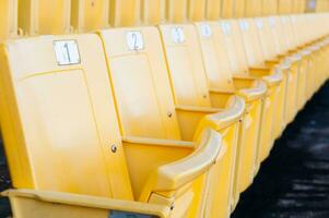 vacío amarillo asientos a estadio,filas de asiento en un fútbol estadio, seleccione atención foto