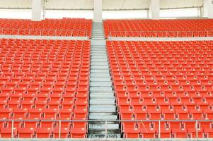 vacío naranja asientos a estadio,filas pasarela de asiento en un fútbol estadio foto