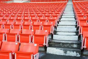 vacío naranja asientos a estadio,filas pasarela de asiento en un fútbol estadio foto