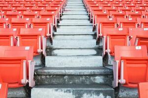 vacío naranja asientos a estadio,filas pasarela de asiento en un fútbol estadio foto