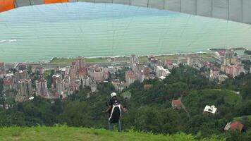 paragliden vliegend over- de stad video