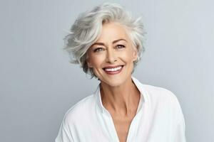 hermosa mayor mujer con gris pelo sonriente foto