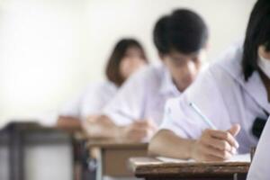 borroso imagen de salón de clases durante final prueba de secundario colegio en rural zona de tailandia, concepto para educativo eventos antecedentes alrededor el mundo. foto