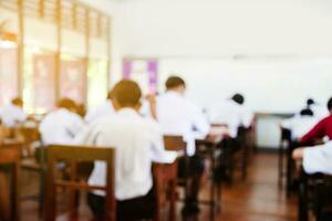 borroso imagen de salón de clases durante final prueba de secundario colegio en rural zona de tailandia, concepto para educativo eventos antecedentes alrededor el mundo. foto