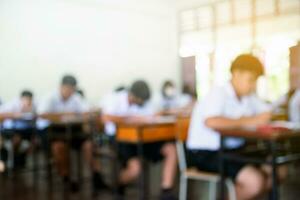 borroso imagen de salón de clases durante final prueba de secundario colegio en rural zona de tailandia, concepto para educativo eventos antecedentes alrededor el mundo. foto